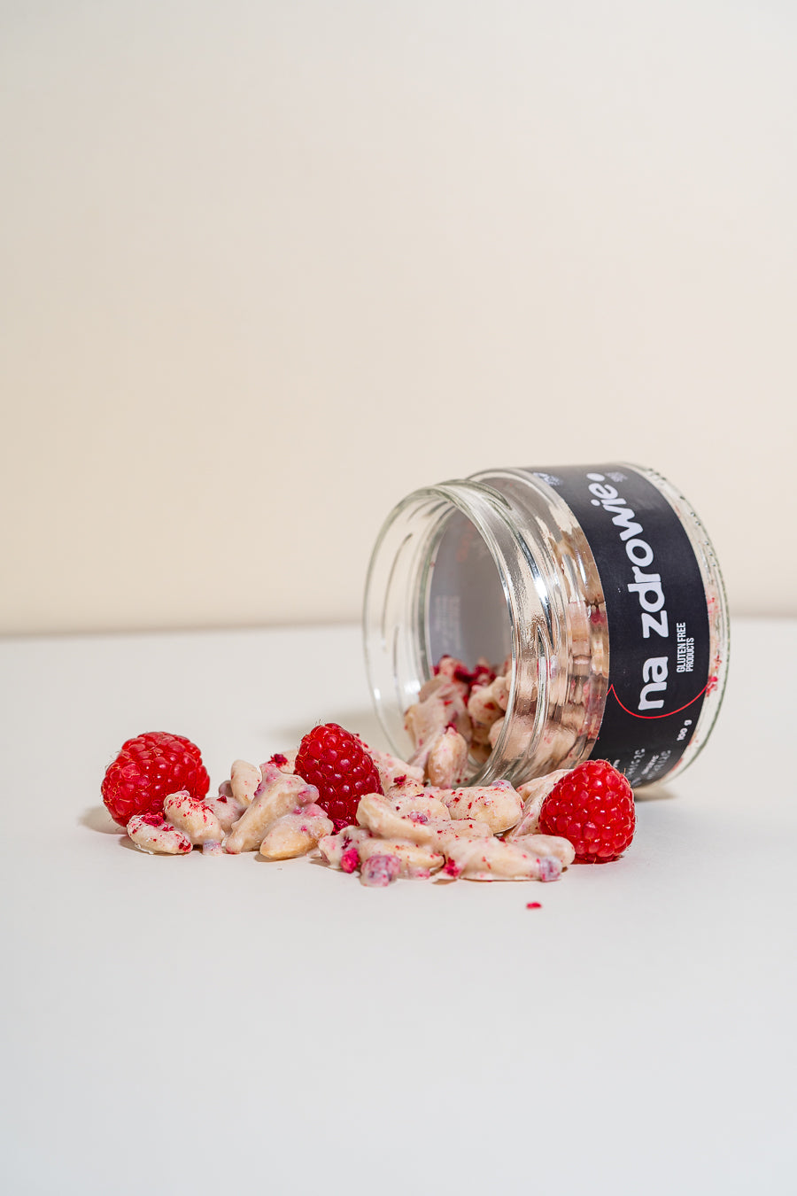 raspberry cloud | migdały w białej czekoladzie z maliną
